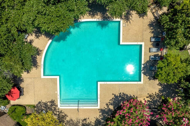 Swimming Pool and Lounge - The Reserve on Willow Lake