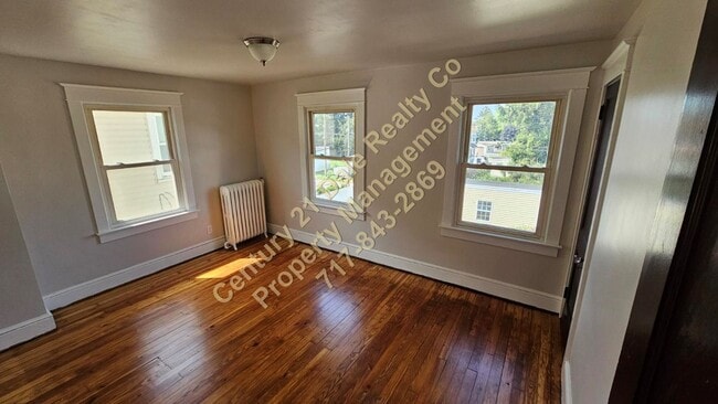Building Photo - Charming 2 BR 2 Bath Home in York City wit...