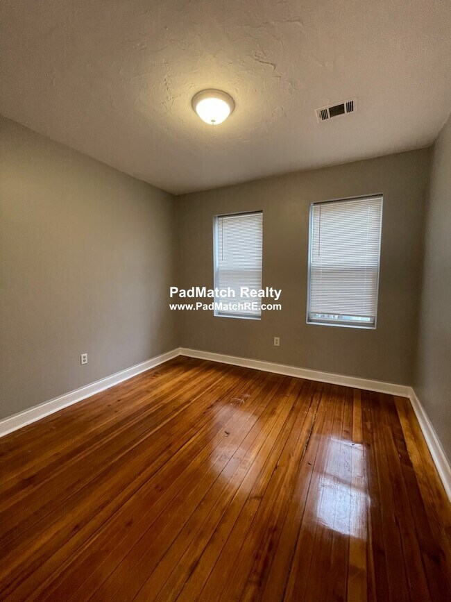 Foto del edificio - 820-828 Blue Hill Avenue
