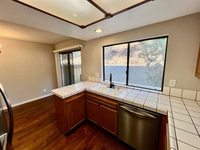 Building Photo - Beautiful 2B/1.5BA Condo w/ Patio & Washer...