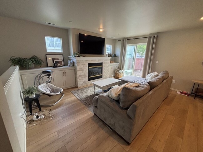 Building Photo - Beautiful 4-bedroom Dupont home