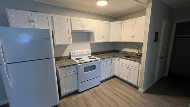 Building Photo - Great location in Downtown Newmarket! Incl...