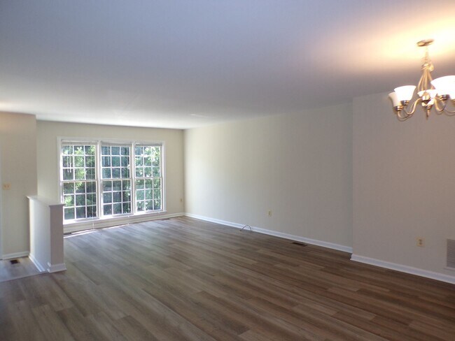 Foto del edificio - Three Bedroom Townhouse Conveniently Located In Springfield