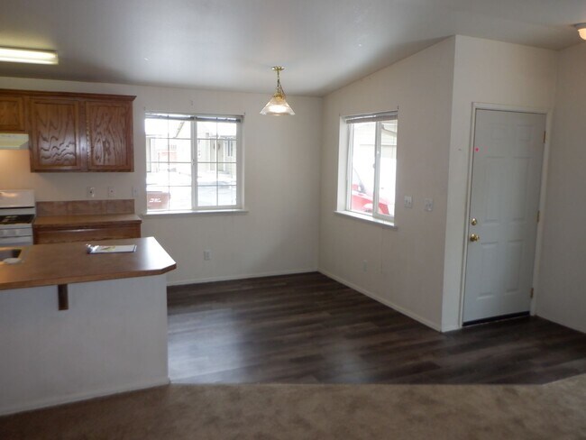 Foto del edificio - Single Level 2 Bed/2 Bath Unit with Garage...
