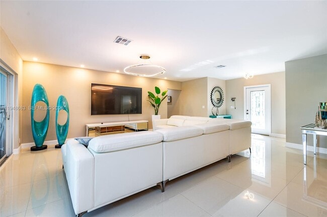 Foto del edificio - 709 Elm Tree Ln