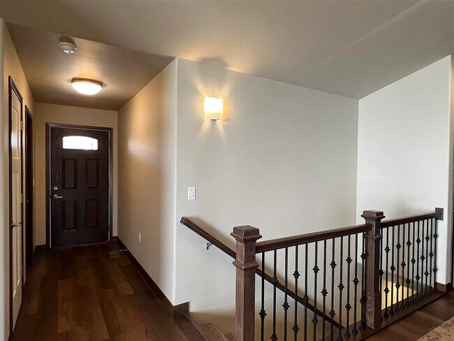 Foto del edificio - 707 Creekside Dr