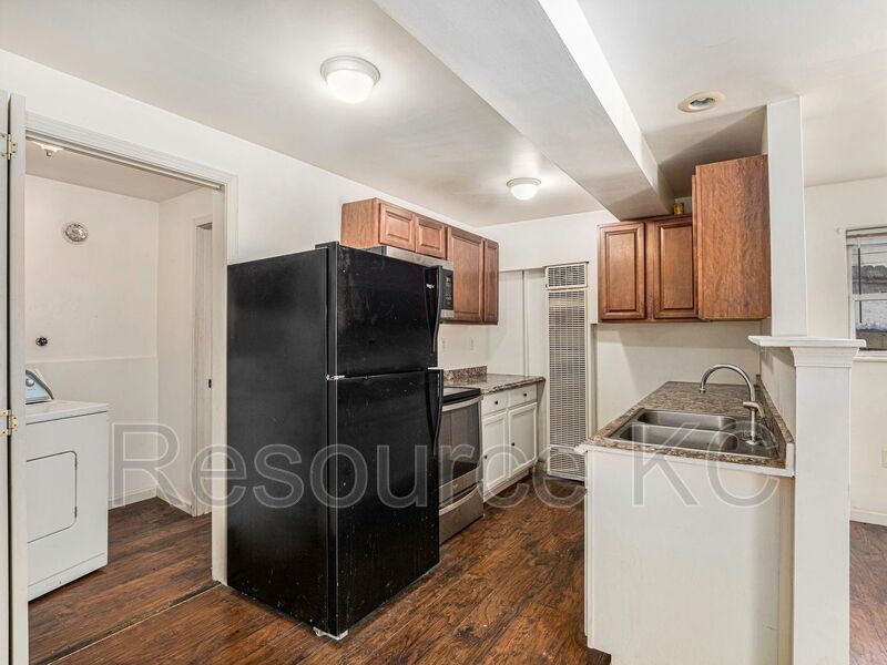 Primary Photo - 715 S Northern Blvd