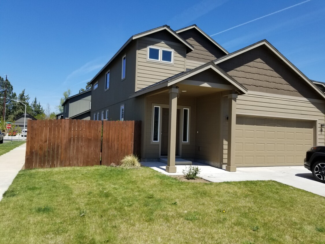 Primary Photo - 600 SE Glengarry Place