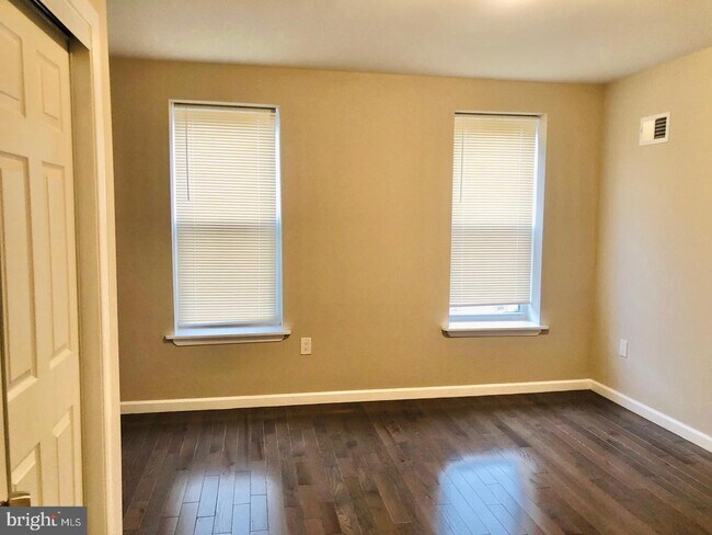 Master Bedroom - 916 Daly St