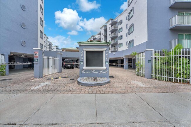 Foto del edificio - 2415 NW 16th St Rd
