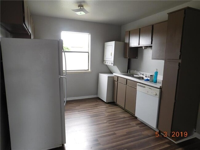 Building Photo - 207 North Dr