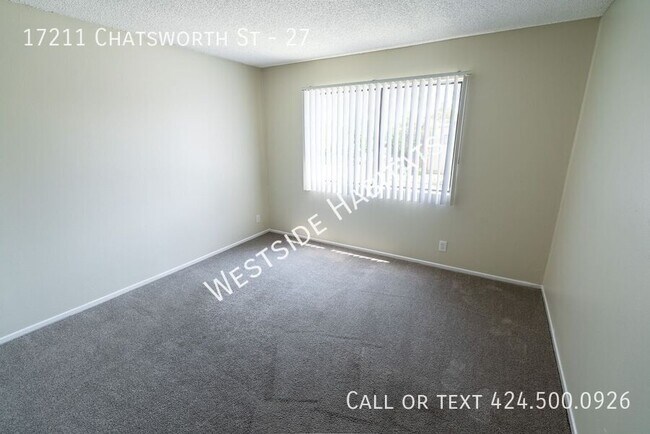 Foto del edificio - 17211 Chatsworth St