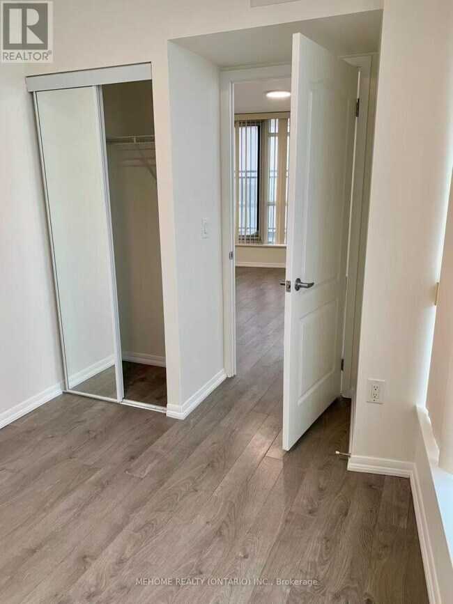 Photo du bâtiment - 800 Lawrence Ave W