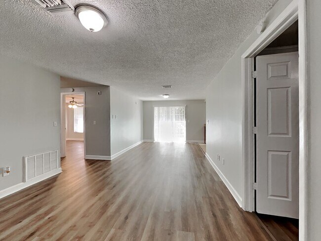 Building Photo - 915 Sutherland Cir