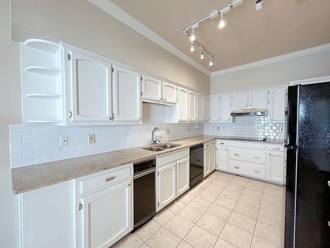 Building Photo - Unique Two Bedroom Townhouse in Canterbury...