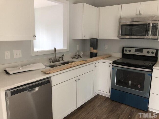 Building Photo - 821 W Academy St