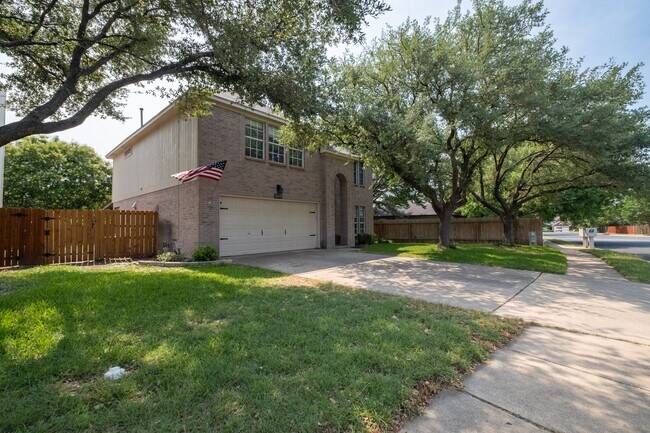 Foto del edificio - Stunning 4 Bedroom, 2.5 Bath Home in Block House Creek