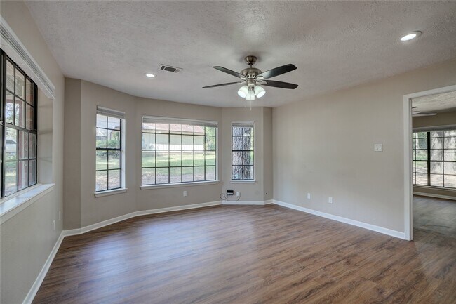 Foto del edificio - 4811 Holly Ln E