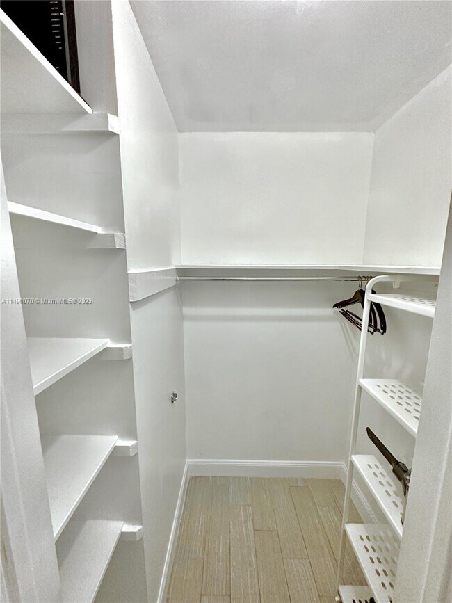 Foto del edificio - 2201 NE 66th St