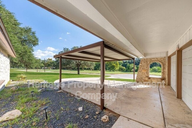 Building Photo - 640 Crest Ln