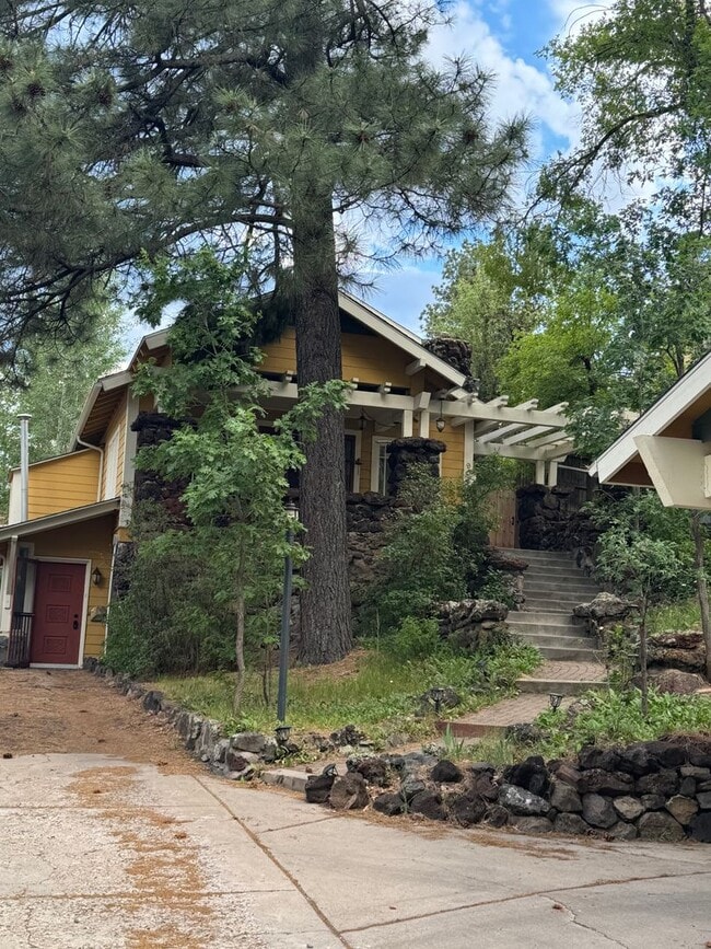 Photo - 907 W Summit Ave Apartment