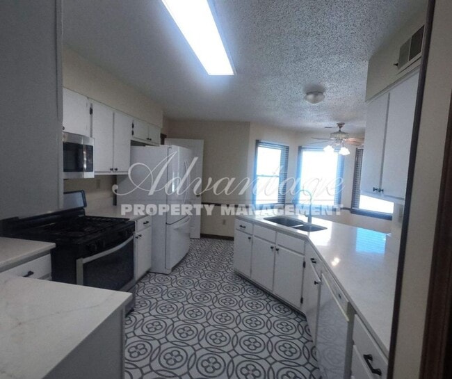 Building Photo - Very Nice 4 Bedroom and 3 Bathroom Home Fo...