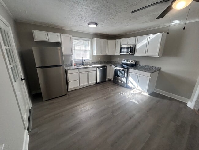 Building Photo - 803 Center St