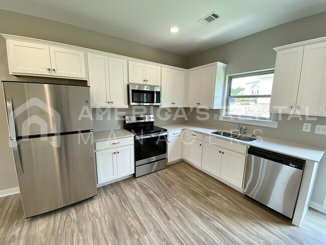 Foto del edificio - Home in Brookwood... Available to View Now...