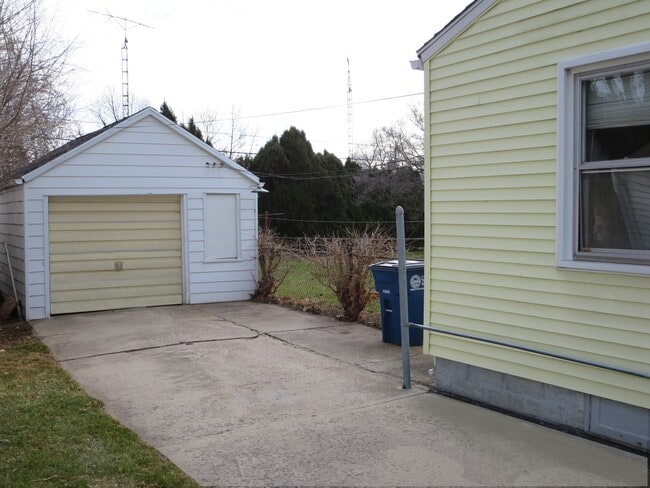 Driveway and 1 car garage. - 4442 Caroline Ave