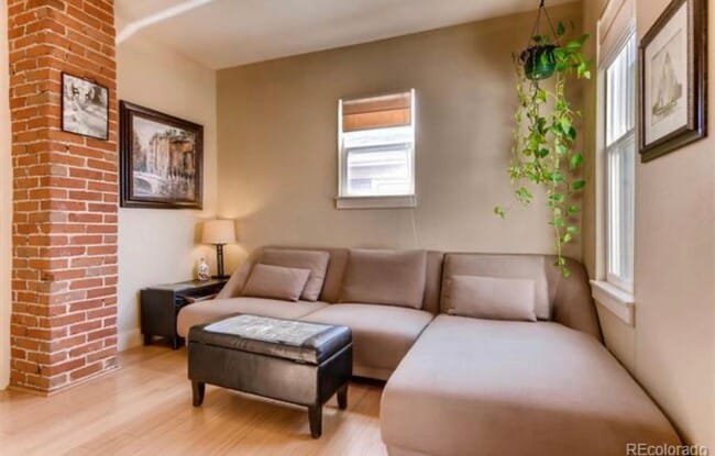 Building Photo - Updated 2-bedroom, 1-bath townhouse in the...