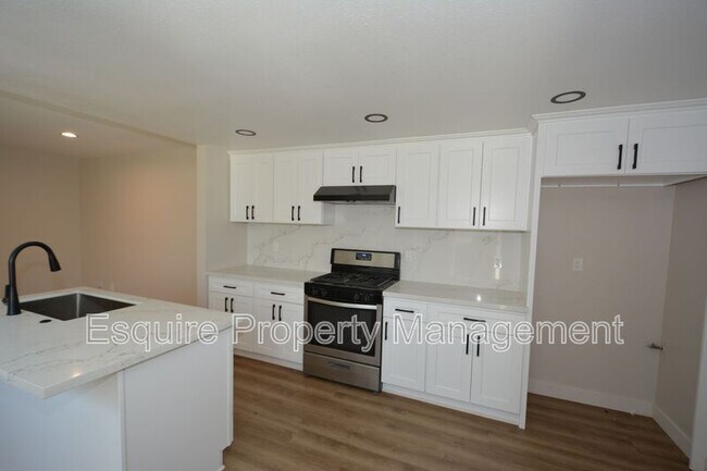 Building Photo - 3551 W Hemlock St