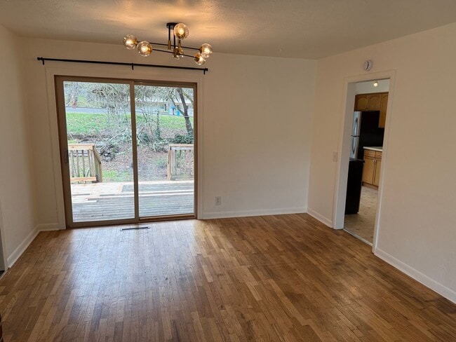 Building Photo - Updated 2 bedroom 1.5 bath duplex in Eugene!