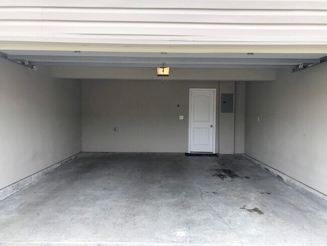 Foto del edificio - 3 Bed | 2.5 Bath | 2 Car Garage Townhome in Grain Valley w/ Special