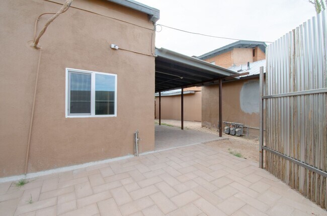 Foto del edificio - 2 Bed 1 Bath Home with Private Fenced Backyard!