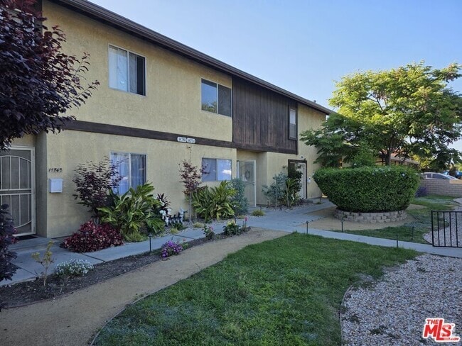 Building Photo - 14747 Woodruff Ave