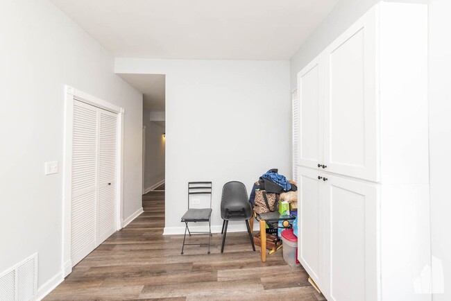 Building Photo - 959 N Wolcott Ave
