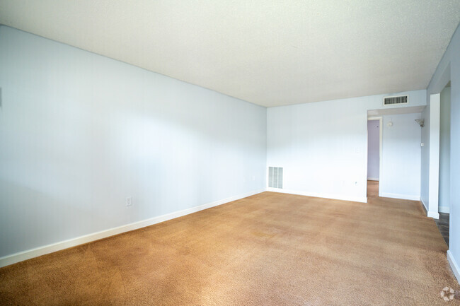 1BD, 1BA - 628SF - Living Room - Lennox Court Apartments