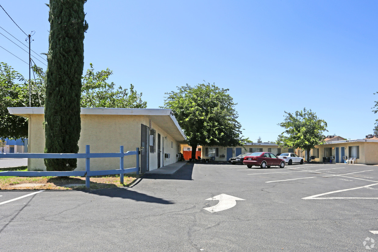 Building Photo - Madera Garden Apartments