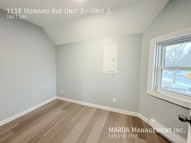 Photo du bâtiment - NEWLY RENOVATED 1BED/1BATH UPPER UNIT- ON HOWARD + HYDRO!