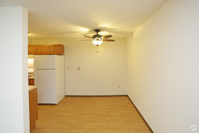 One Bedroom-Dining Area - Putnam Properties in Hopkins