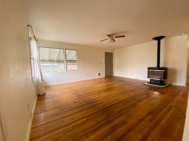 Building Photo - Adorable White Salmon Home!