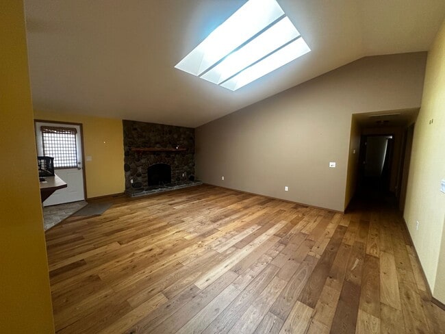 Building Photo - Nice 3 bedroom 2 bath home with den/media ...