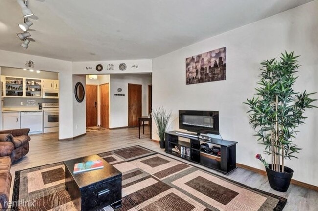 Building Photo - 2425 E Franklin Ave