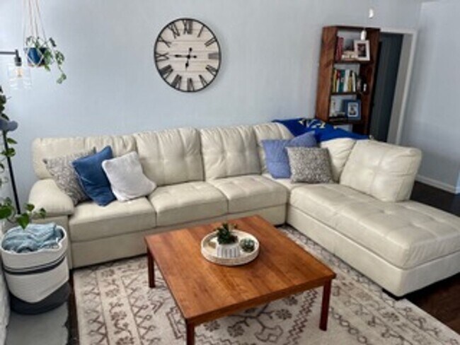 Building Photo - Discover the Allure of this Charming, Downtown 3 bedroom/2 Bath!