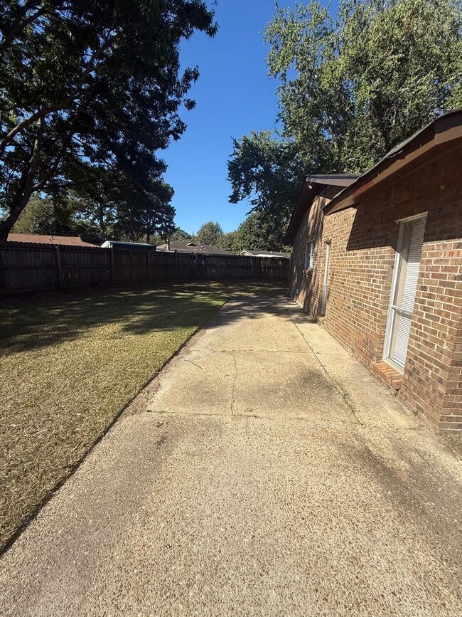 Building Photo - ** 3 Bed 2 Bath located off Wares Ferry road ** Call 334-366-9198 to schedule a self tour