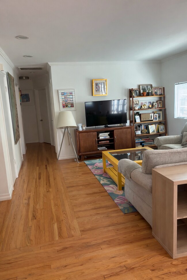 Foto del edificio - 7055 Comanche Ave