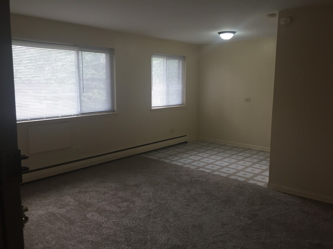 Front room showing the dinning room - 1246 S 51st Ct