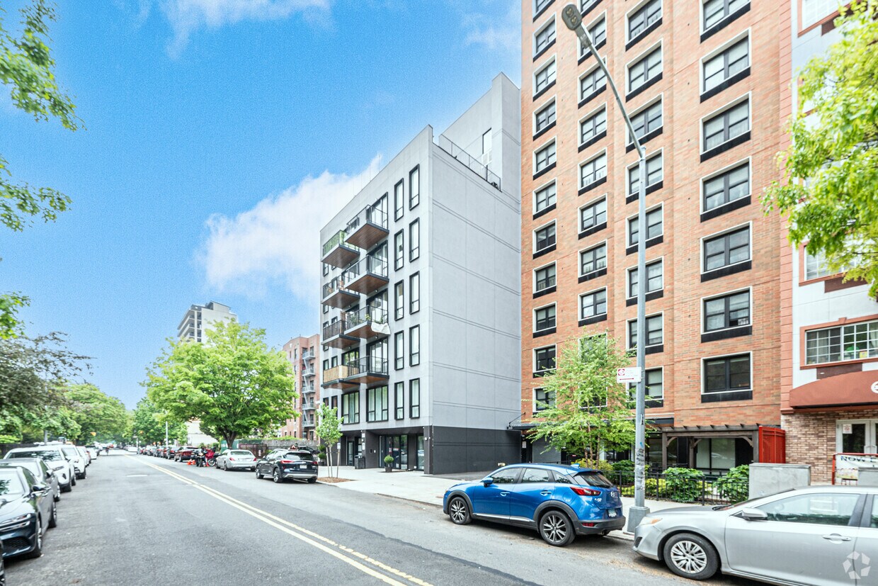 Building Photo - 323 Lenox Rd