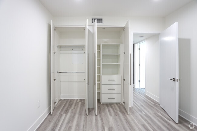 2BR, 2BA-1086 SF - The Luxe Residential