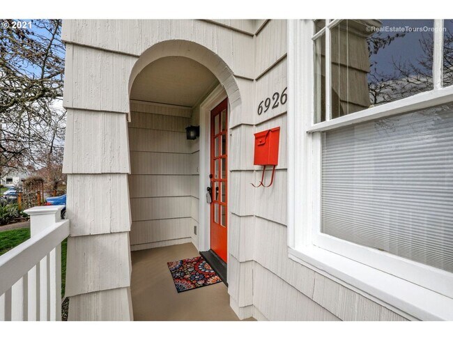 Building Photo - Charming Bungalow in the Heart of the Popu...